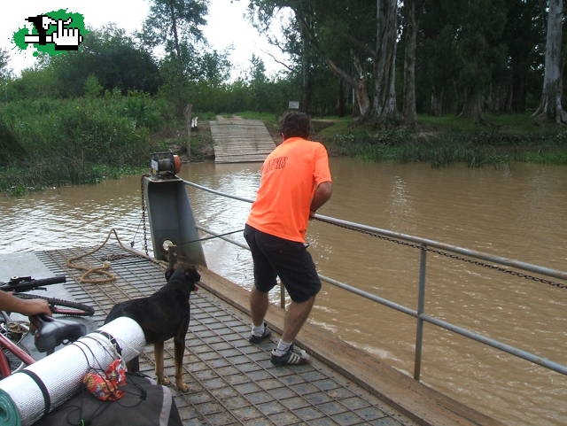 Cruzando el canal Alem