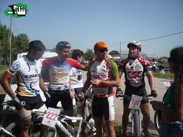 bicicleta Disfrutando con un grupo de amigos