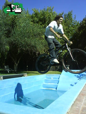 saltando la fucking pileta...