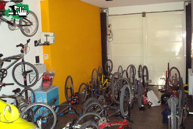 en total 28 bicicletas de bmx en el cumple de Facundo en el garage de casa