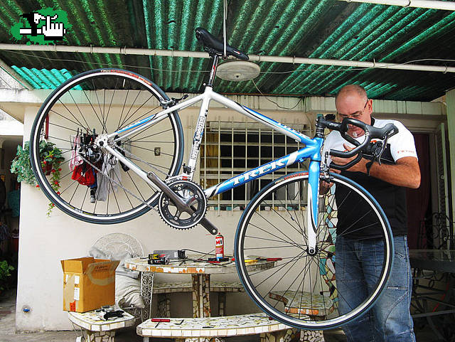 Cacho armandome la nueva bike a lo  negro Cevasco 