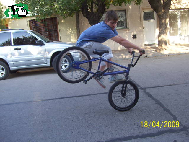ak yo inchando los huevos un rato en cleta con mi primo