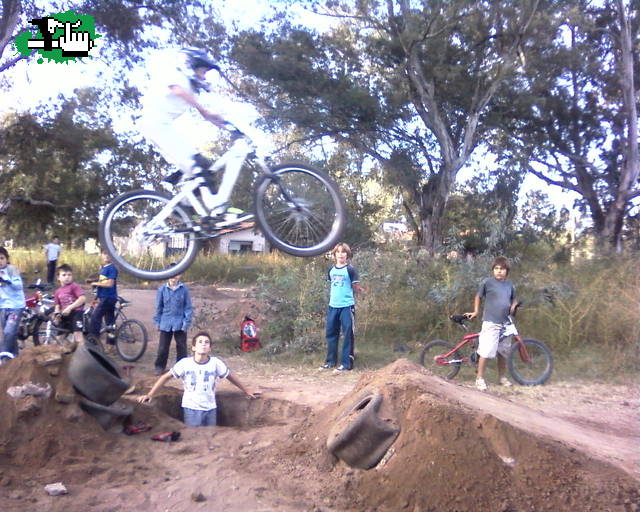 les gusta salto con casco