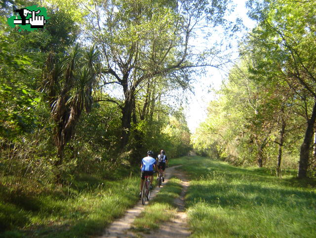 ONAS PEDALEANDO EN LOS ROBLES