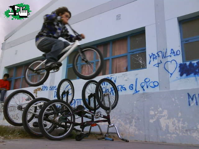 OJO LLANTEADO SALTANDO BIKES