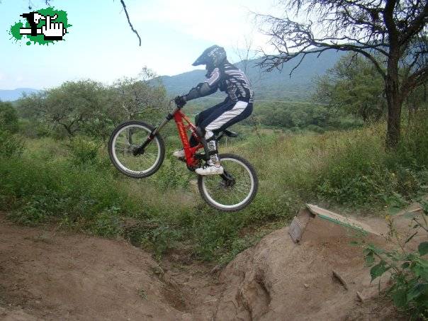 yop saltando "LA FOSA" DH TUQUITA
