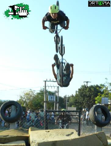 DIRT RACE