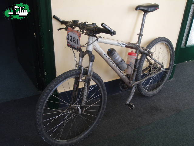 al final de la carrera ,se la rebanco la bike