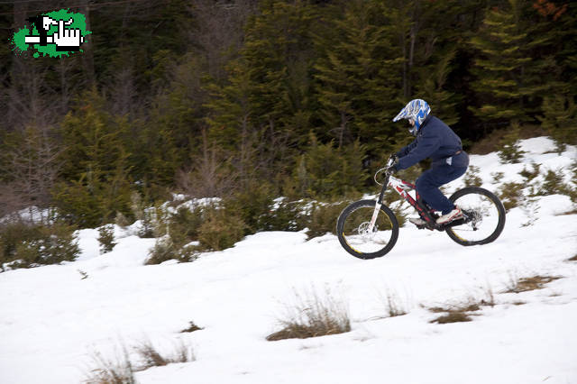 cristian bajando por la pista del anidno en ushuaia