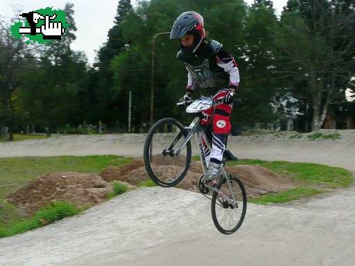 FACU  hace volar la ripper x en BMX LOMAS 