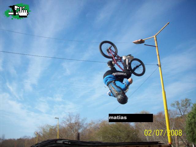 mi tio tirando back flip