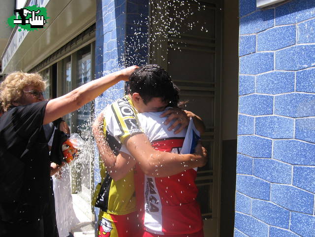 en la puerta del civil 2 ya marido y mujer :D