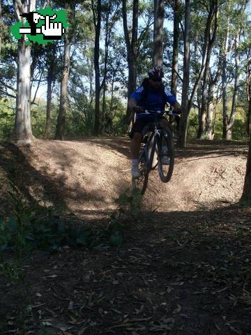 un amigo saltando en andino