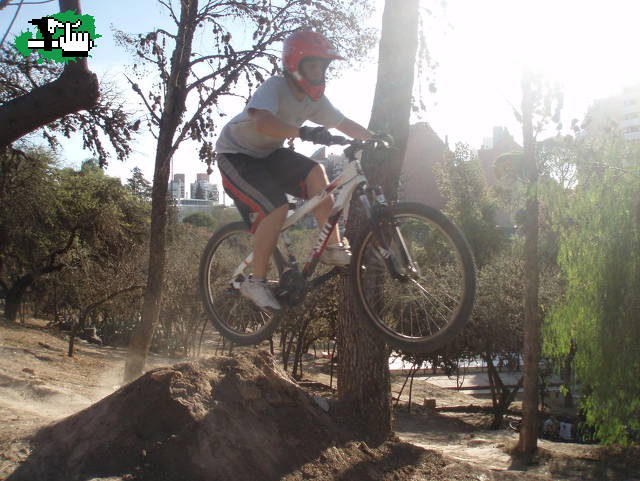 en el salto antes de los dirts (mini dh)