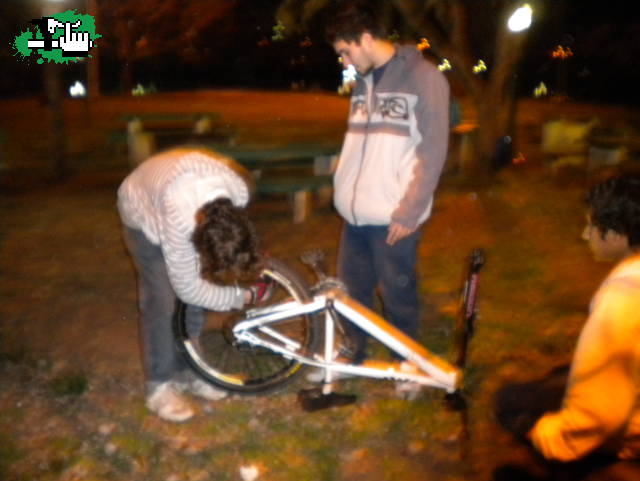arreglando bikes