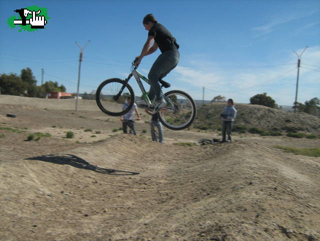 Yo saltando en la pista