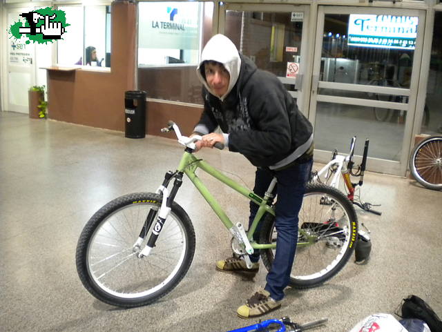 armando la bike en la terminal de tandil
