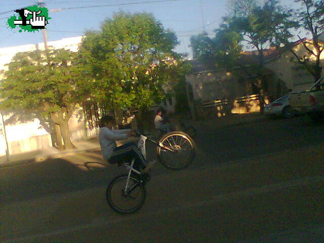 Haciendo Willy con la bici del Tomy