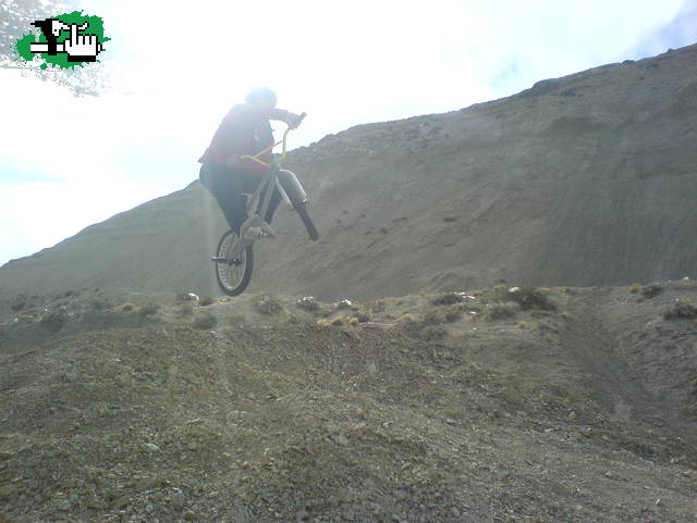 EN COMODORO EN EL DIRT HACIENDO XUP