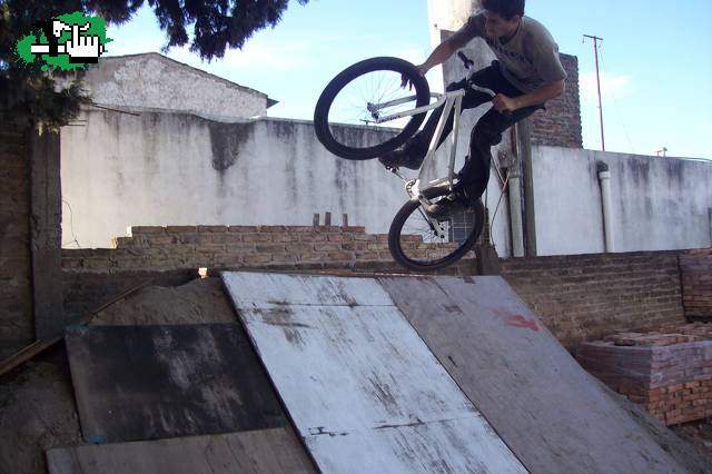 Yop andando en la casa de un amigo