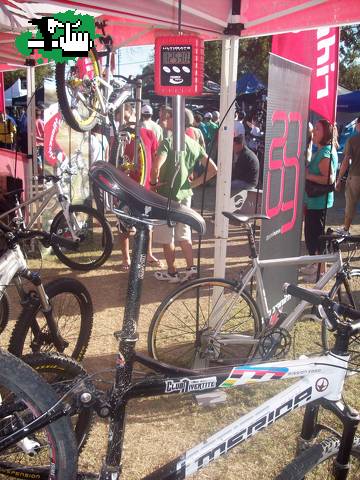 Mi ex bici antes de correr el desafio, pesada en la carpa de Zenith