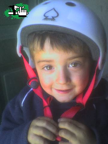 Hasta mi hijo sabe que ahi ke usar casco...