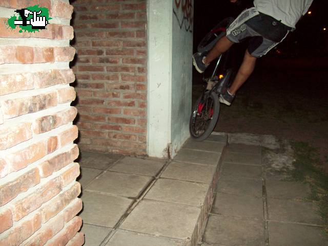 con tra la pared, pero que dificil es pegarle a esa pared