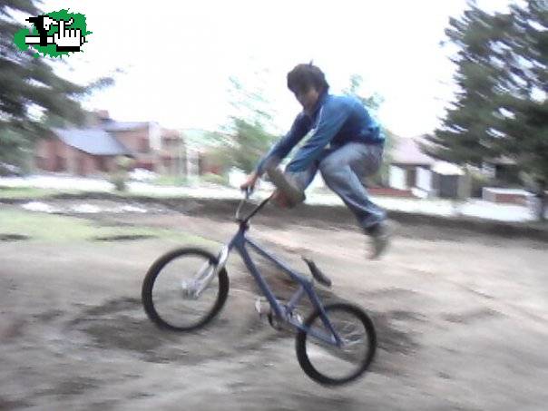 jona tirando especie de cancan pero parece mas un indian jaja