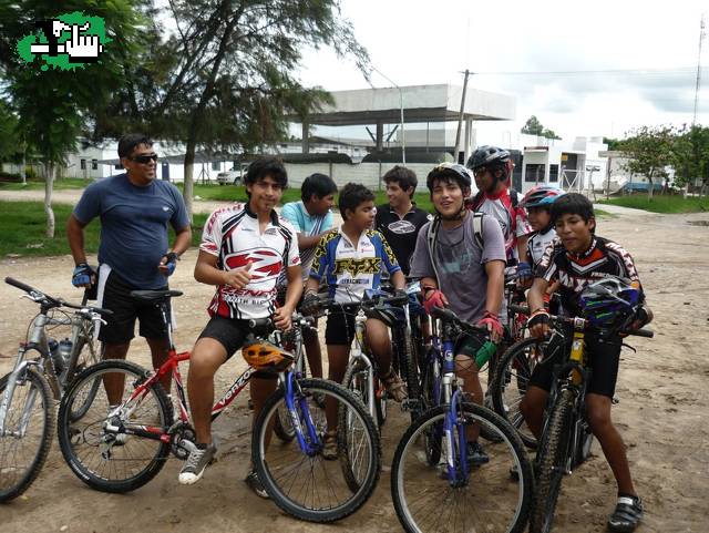 Un grupo de amigos pequeños y grandes