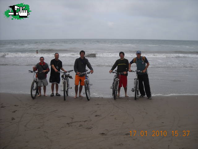 y tocaron la arena y el agua salada!!!!!!! grandes las bicis!!!!!!!