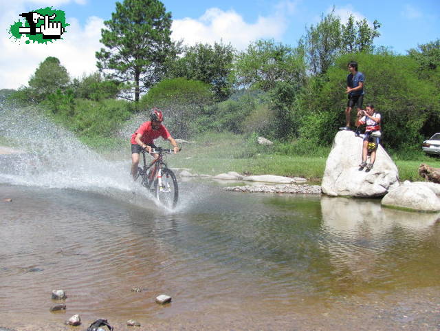 cruzamndo el rio potrero las tablas despues de casi 50 kilometros de subida!