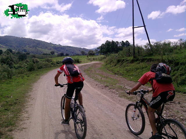 llegando a comer!!!! despues de 8 horas de pedaleo!