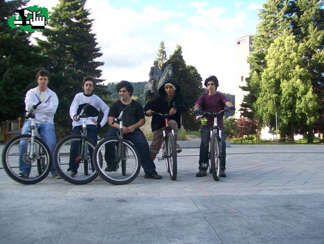 Estrenando la plaza san martin, todabia sin abrir y cerrada toda la vuelta 