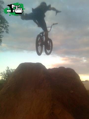 yo de invert (one hand one foot)