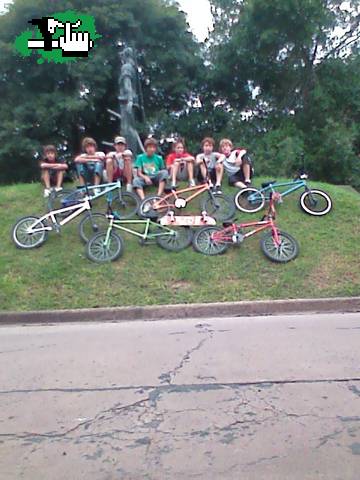 algunos de los biker de esperanza y un skater!