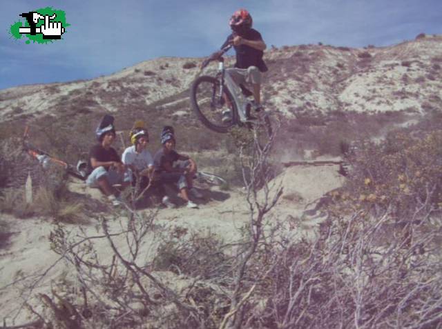 saltando en la mini pista de 4x