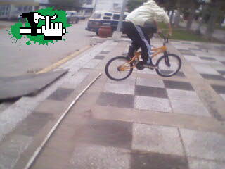 Saltando en la plaza!