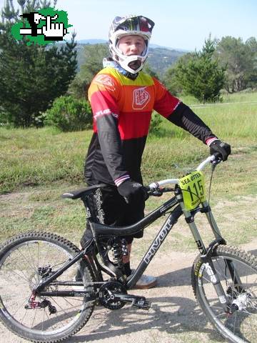 posando con su nueva bike