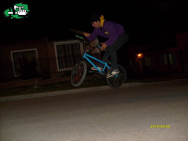 barspin...bmx santa cruz!!!