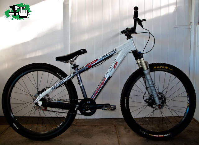 pregunta es peligroso andar con un cuadro scott yz con el freno a disco solo de atras y hacer DH