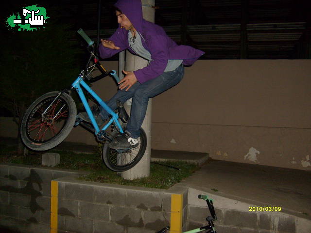 barspin...bmx santa cruz!!!