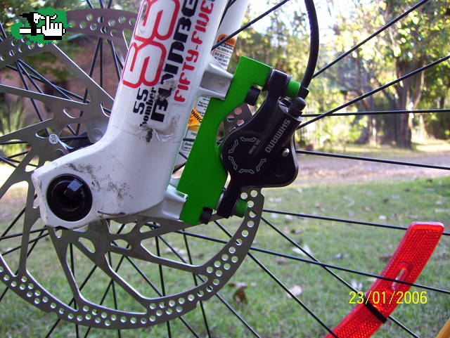 Al pedal haciendo soporte para discos.....