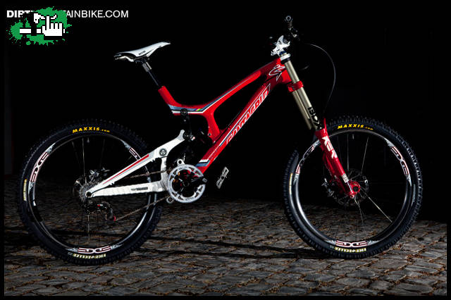 LA BOMBA: Santa Cruz V10.4 Carbon