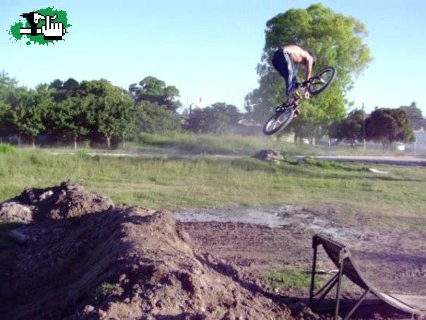 EL DIRT AL FRENTE DEL CEMENTERIO...