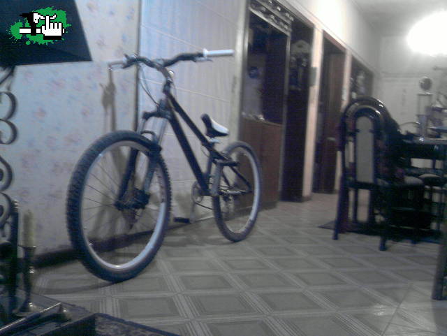 cosas nuevas.. =)...pedales, puños y asiento! 