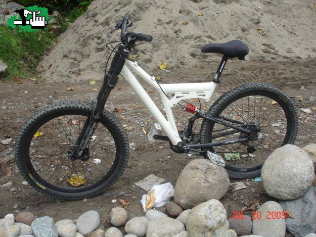 Esta es la manera de armar bicicletas tipo downhill para algunas personas de chile.