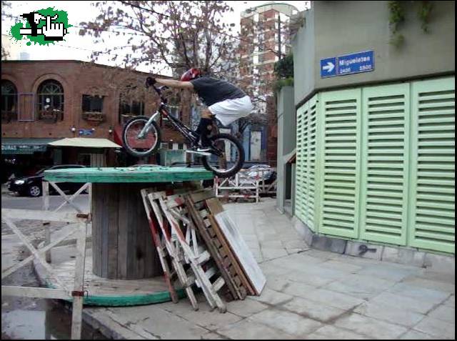 Subiendo en la esquina de su casa