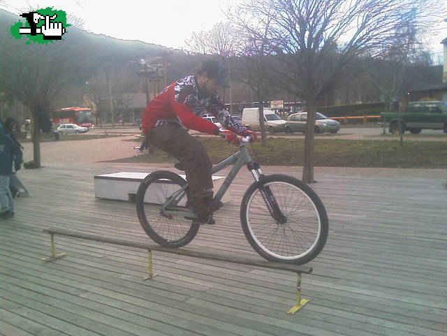 andando por la baranda de los skaters jajaja