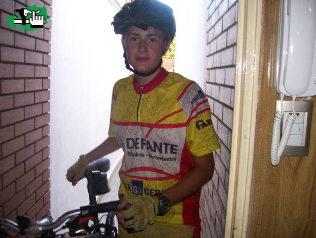 con un poco de barro en la cara...