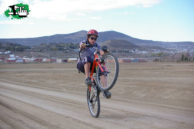 daniel mi hijo siempre con la bici levantada